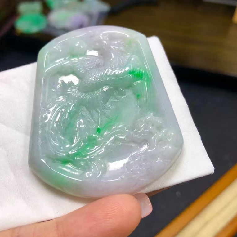 翡翠A货水润飘绿龙凤牌精美雕刻挂件