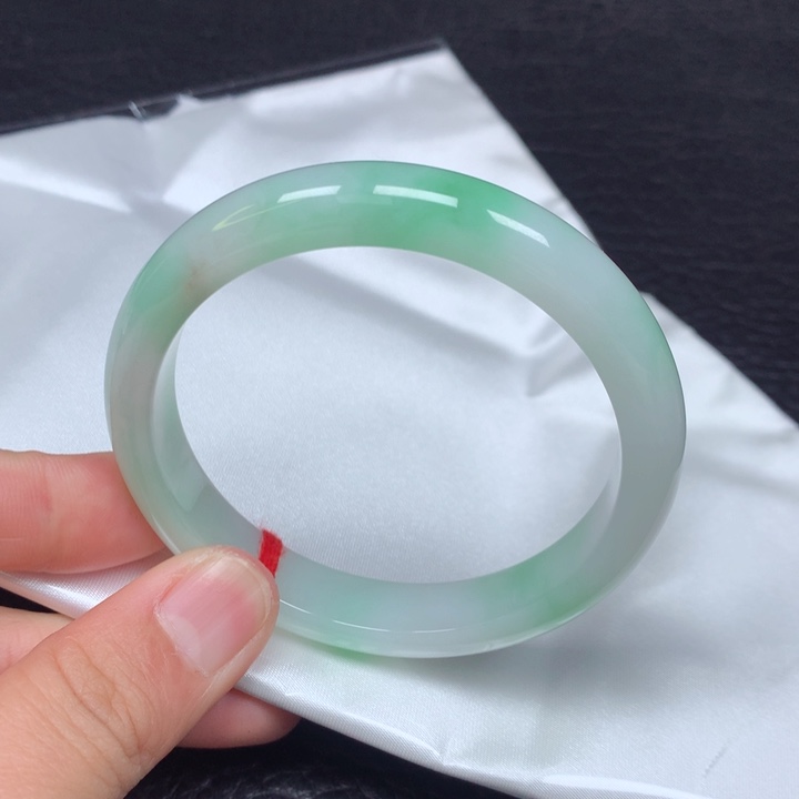 翡翠手镯未镶嵌。