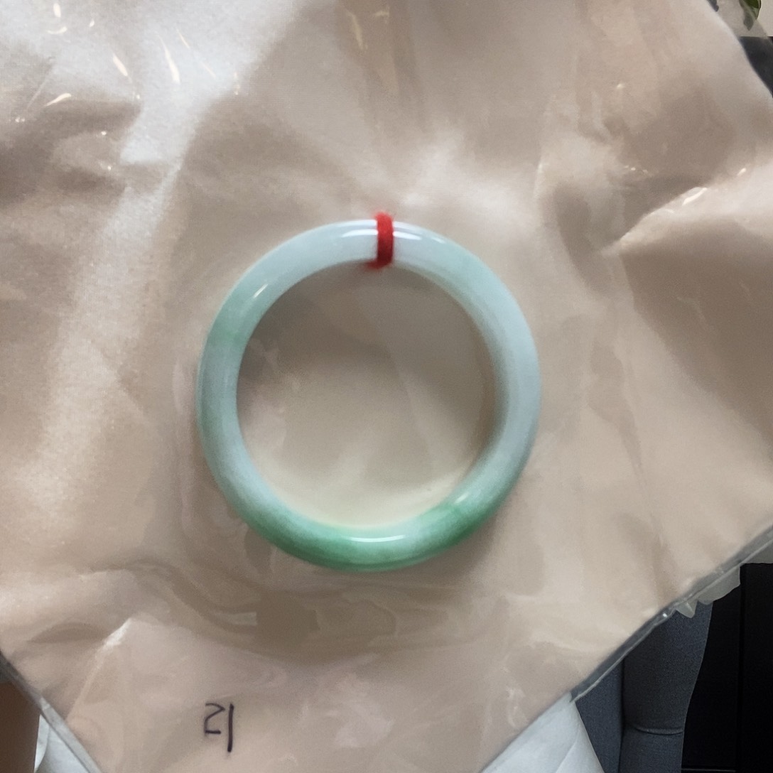 翡翠手镯未镶嵌简单