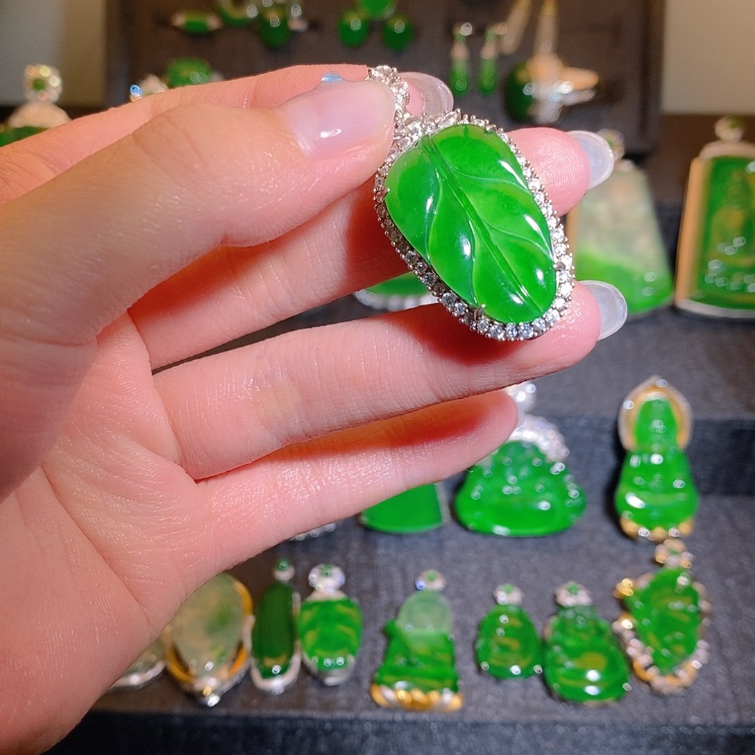 翡翠未镶嵌颈饰，