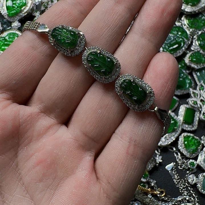 翡翠颈饰未镶嵌天然A货翡翠放漏