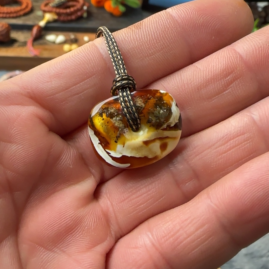 琥珀未镶嵌颈饰沁蜡