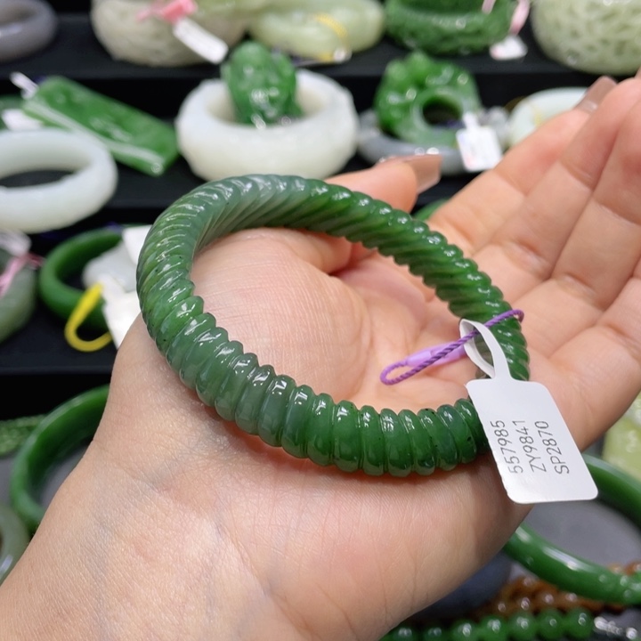 和田玉手镯59圈口。编号84未镶嵌