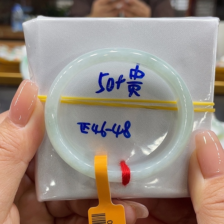 翡翠手镯未镶嵌翡翠