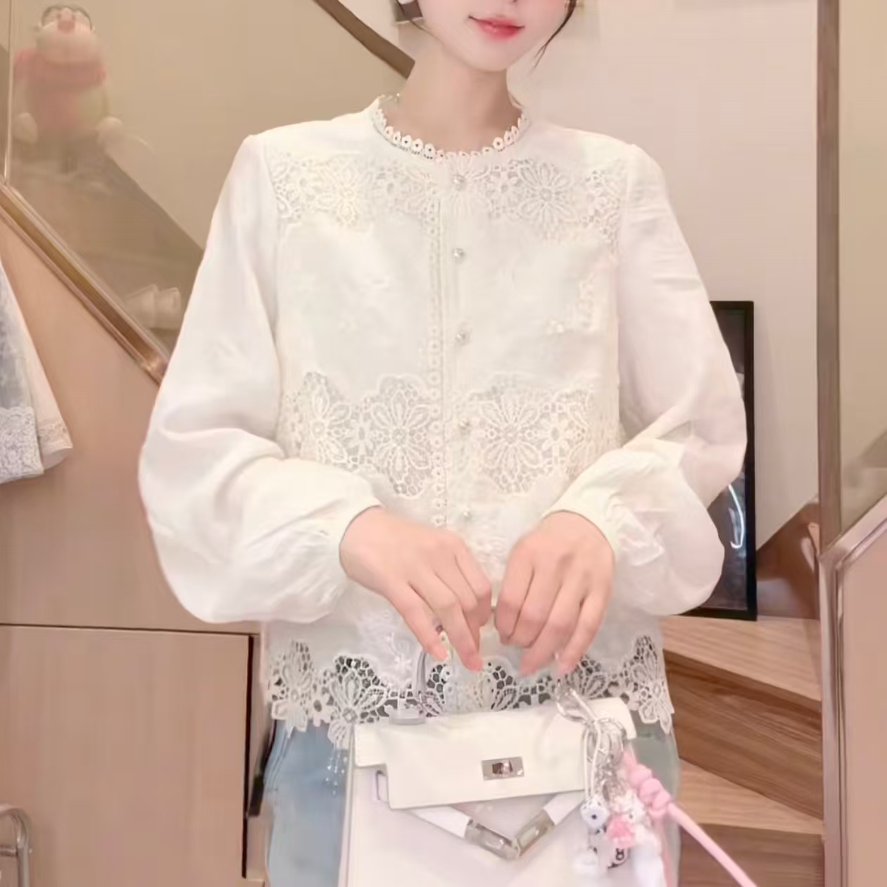 2025春女装花朵蕾丝百搭圆领珍珠扣长袖上衣