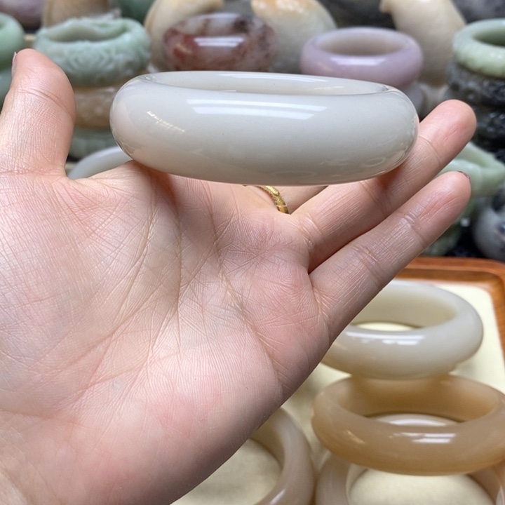 石英岩玉手镯未镶嵌