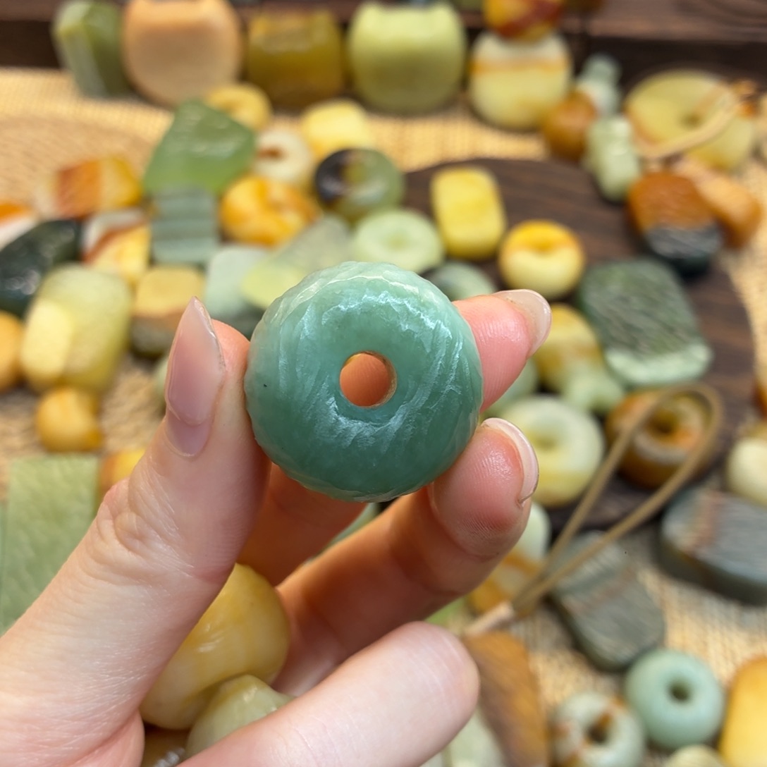 纳***9蛇纹石玉未镶嵌颈饰