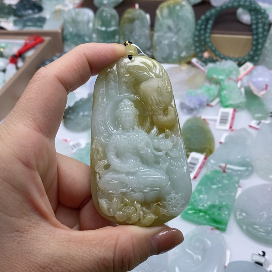 颈饰未镶嵌翡翠何**着观音 