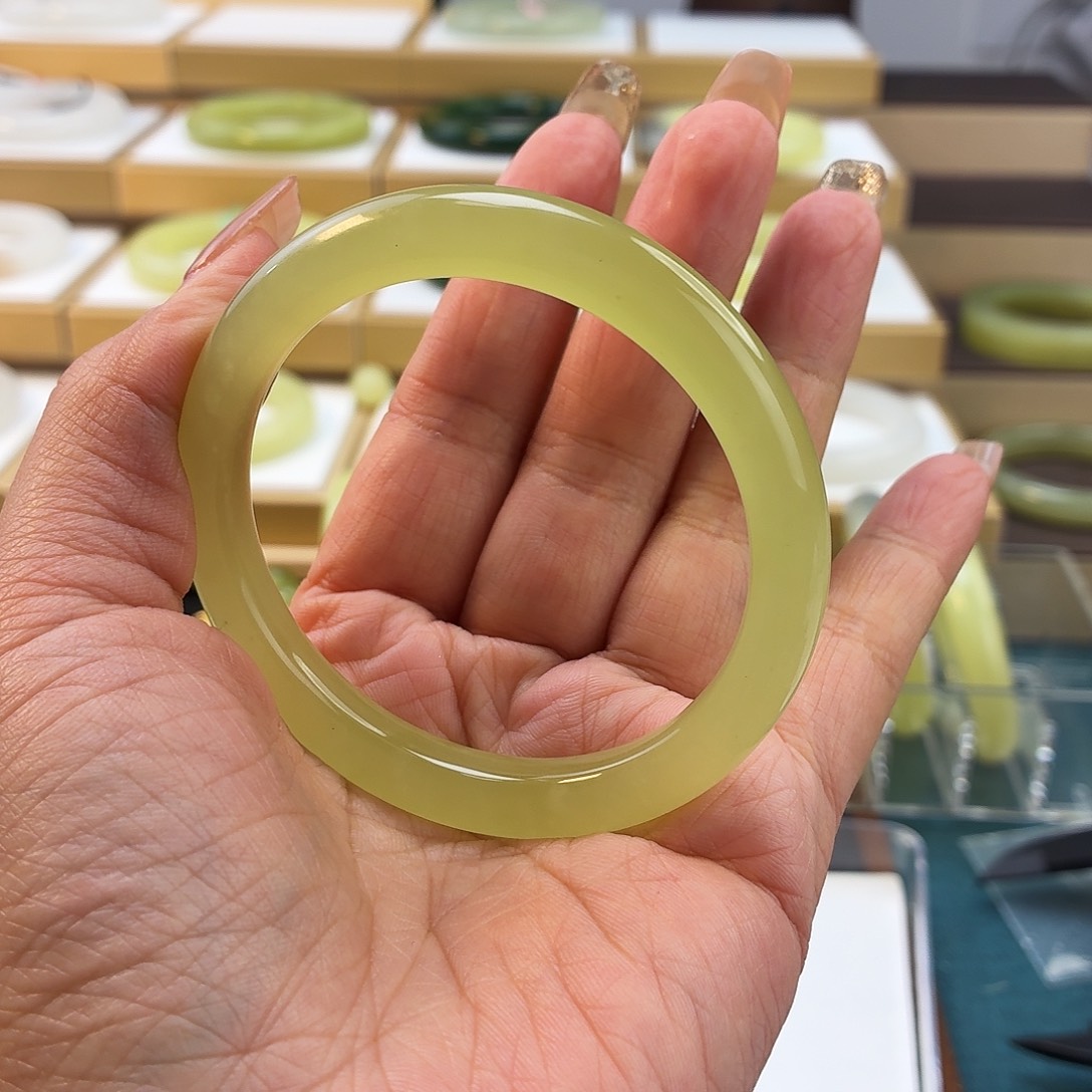 豆***人和田玉未镶嵌手镯若羌冰黄口手镯