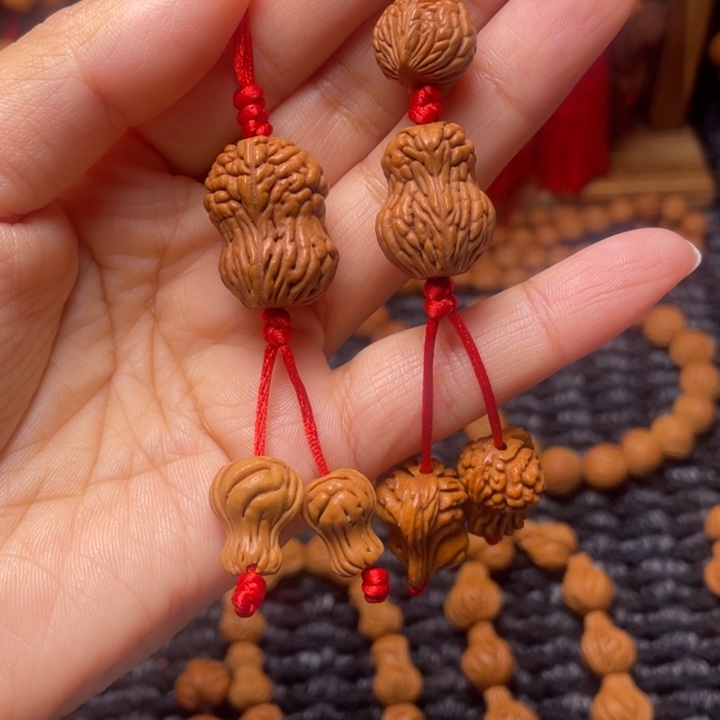 木质类龙纹桃枭挂件