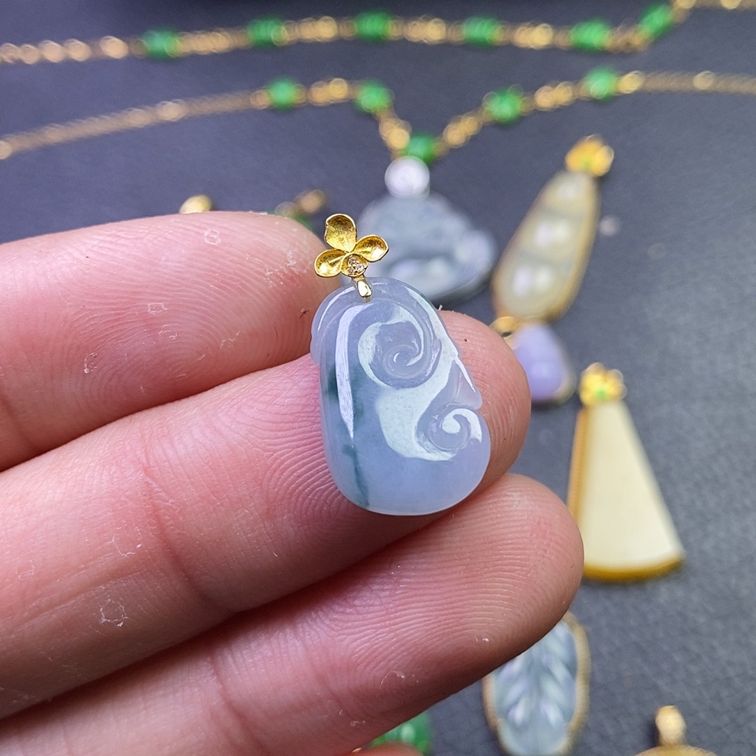 颈饰18K金镶嵌翡翠