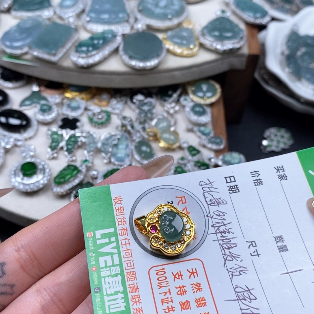 翡翠颈饰未镶嵌翡翠