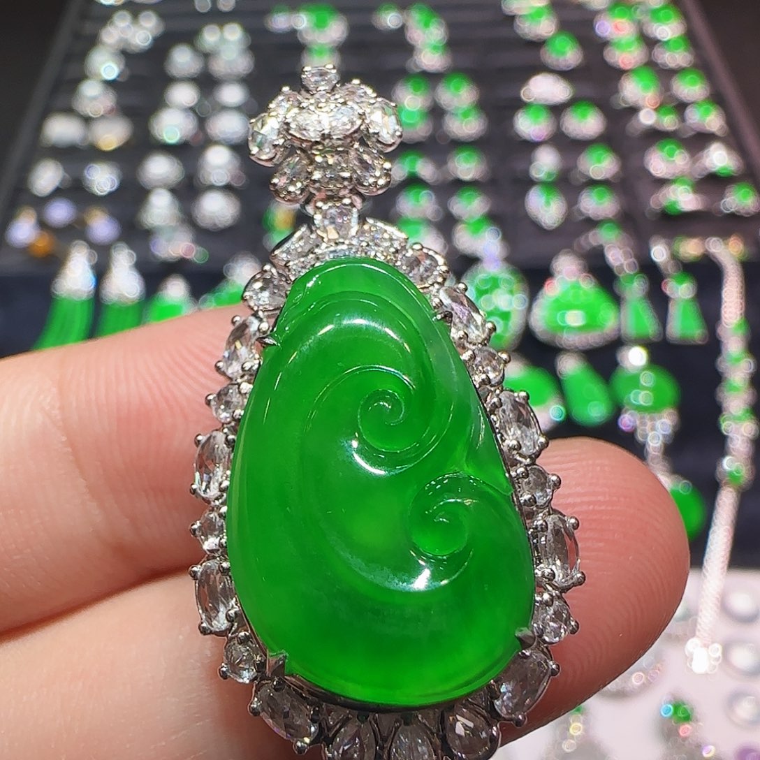 翡翠18K金镶嵌颈饰吊坠