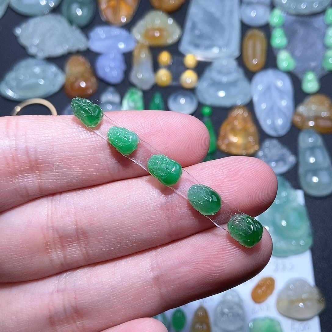 翡翠颈饰未镶嵌招财绿貔貅