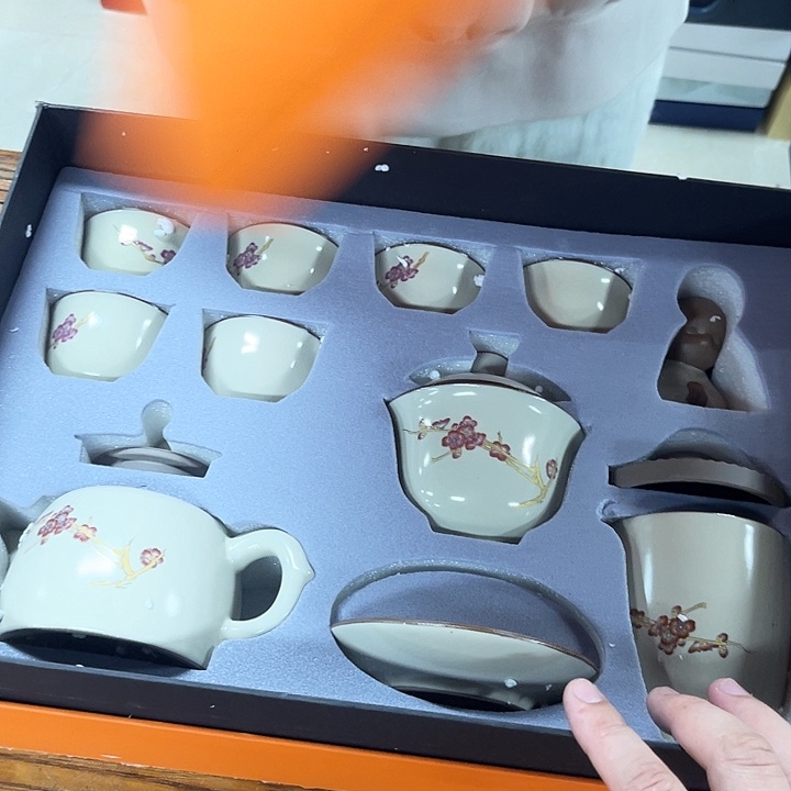 孤品茶具套装等。        