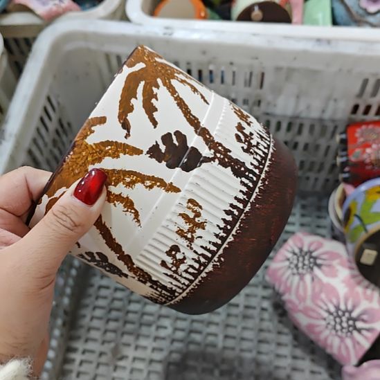 当场拍满15元发货不凑不发，花盆盆口不方不圆有针孔黑点是正常的，