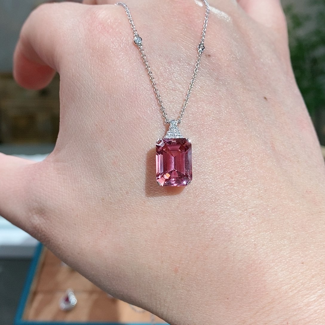 碧玺颈饰18K金镶嵌樱花粉5.48克拉