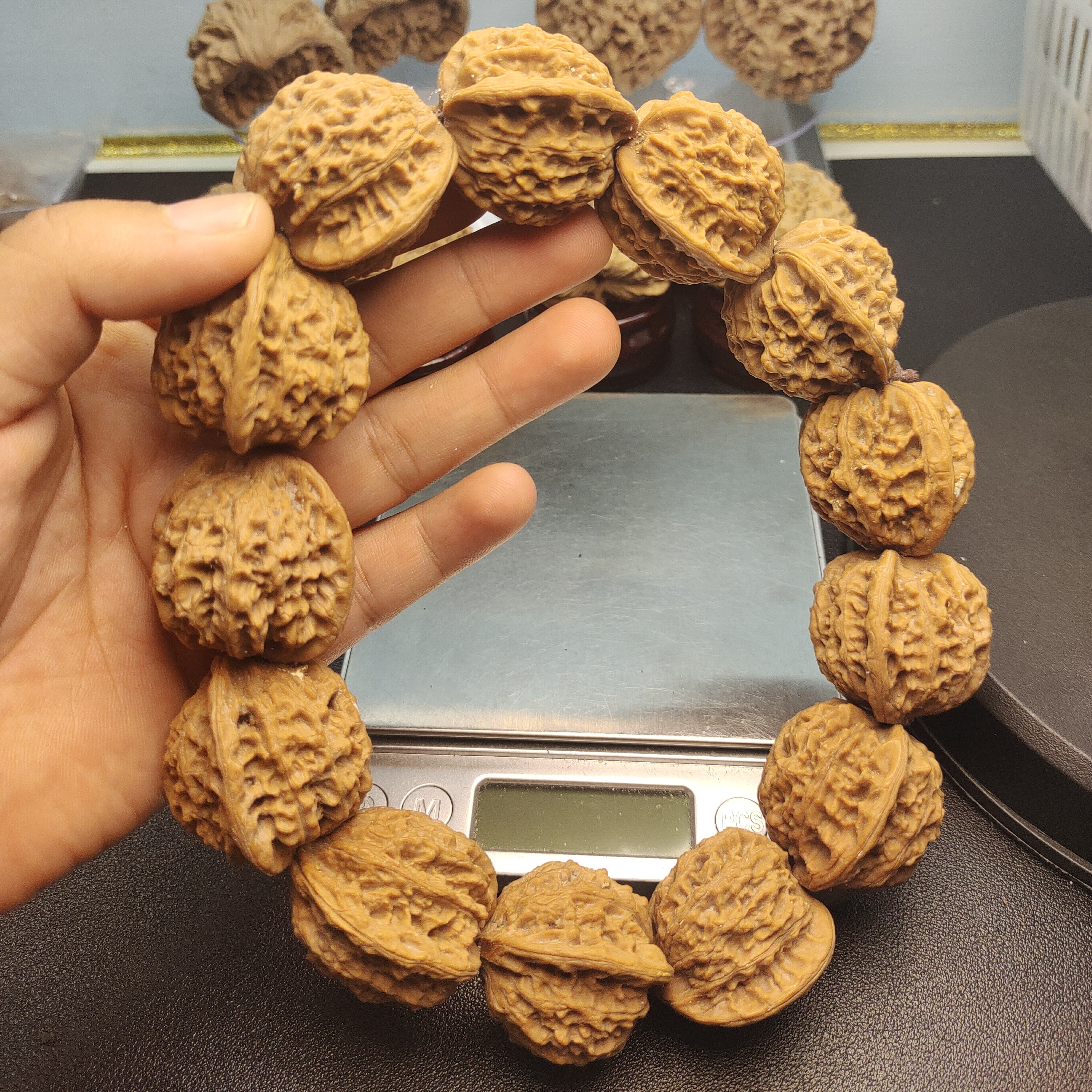 公子帽手持文玩核桃