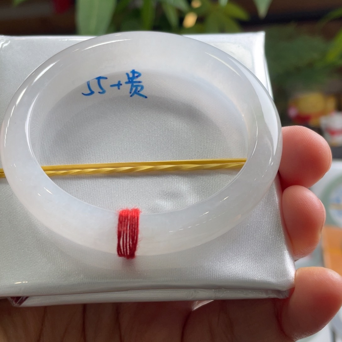 翡翠手镯未镶嵌翡翠