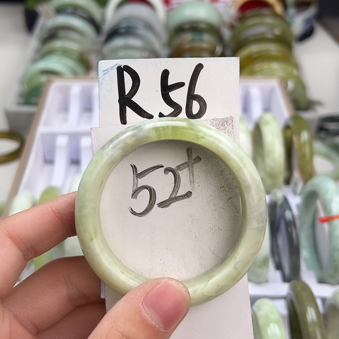 岫玉手镯未镶嵌天然岫玉微瑕，可以正常佩戴