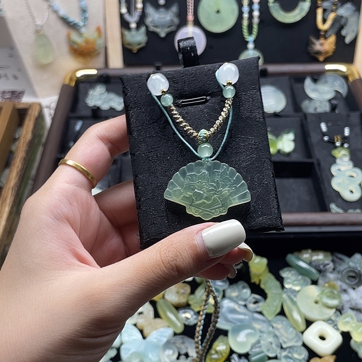 蛇纹石玉未镶嵌颈饰