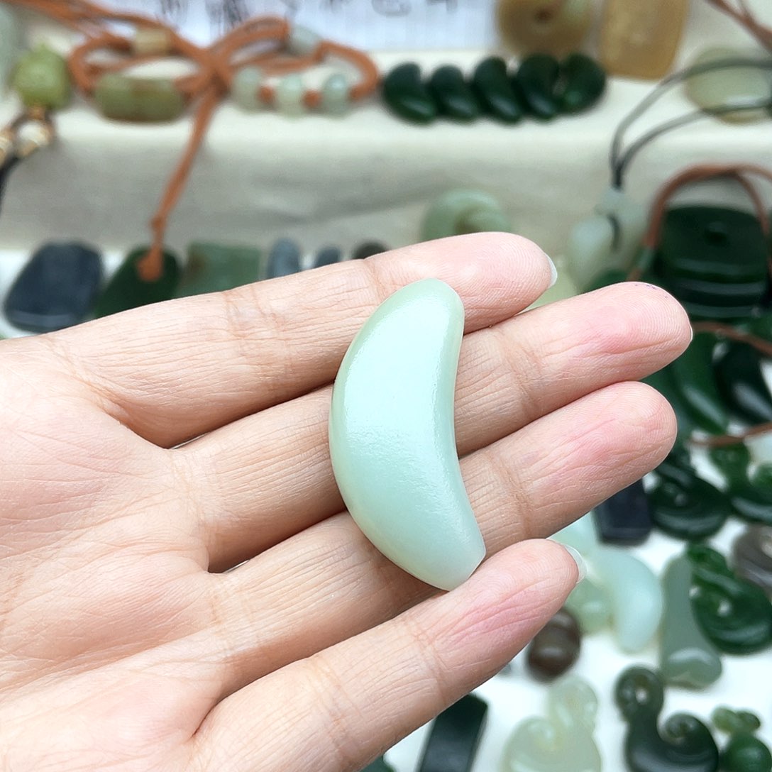 颈饰未镶嵌和田玉L****?