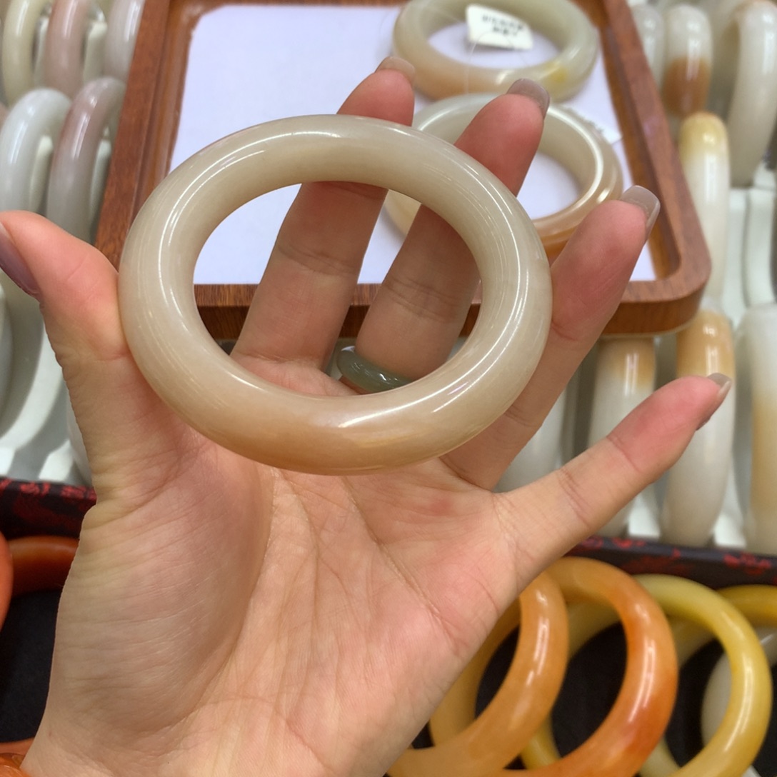 哄****石英质玉未镶嵌手镯