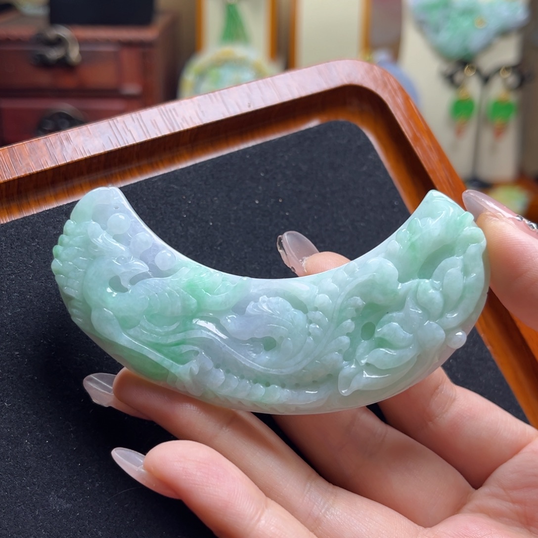 颈饰未镶嵌翡翠弯弯