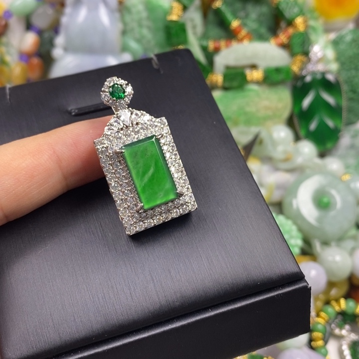 翡翠未镶嵌吊坠(赠链)