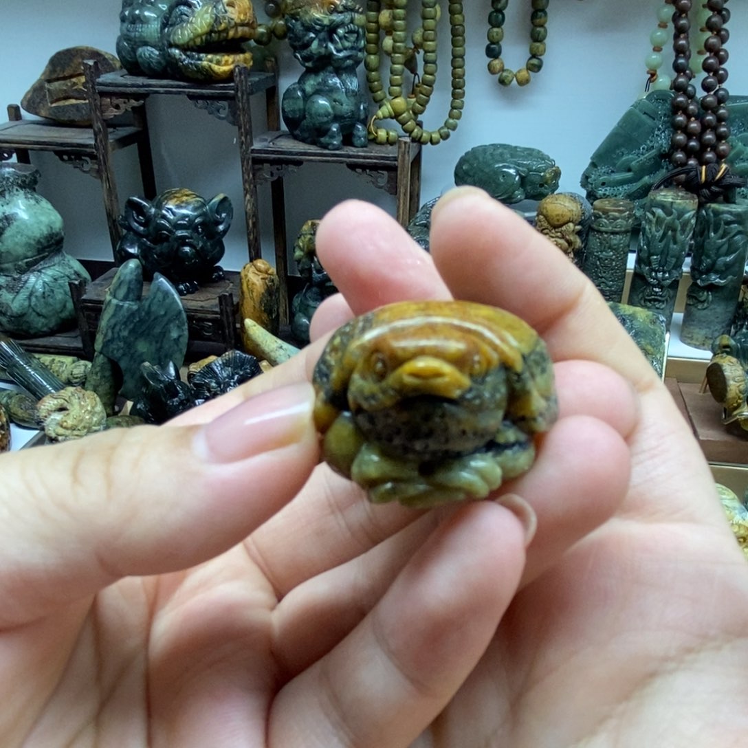 未镶嵌岫岩河磨玉（透闪石质玉）把件