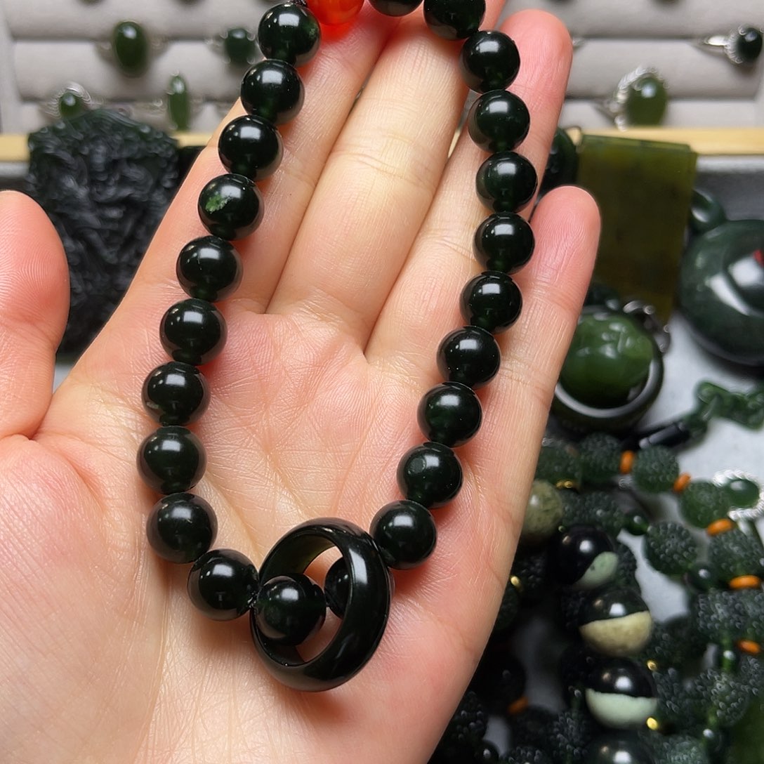 蛇纹石玉未镶嵌颈饰