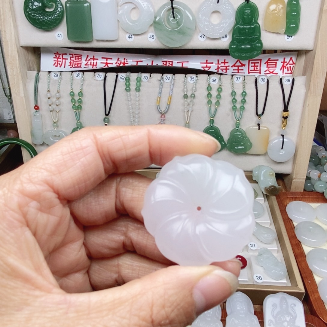张***姐石英质玉（非洲翠）未镶嵌颈饰
