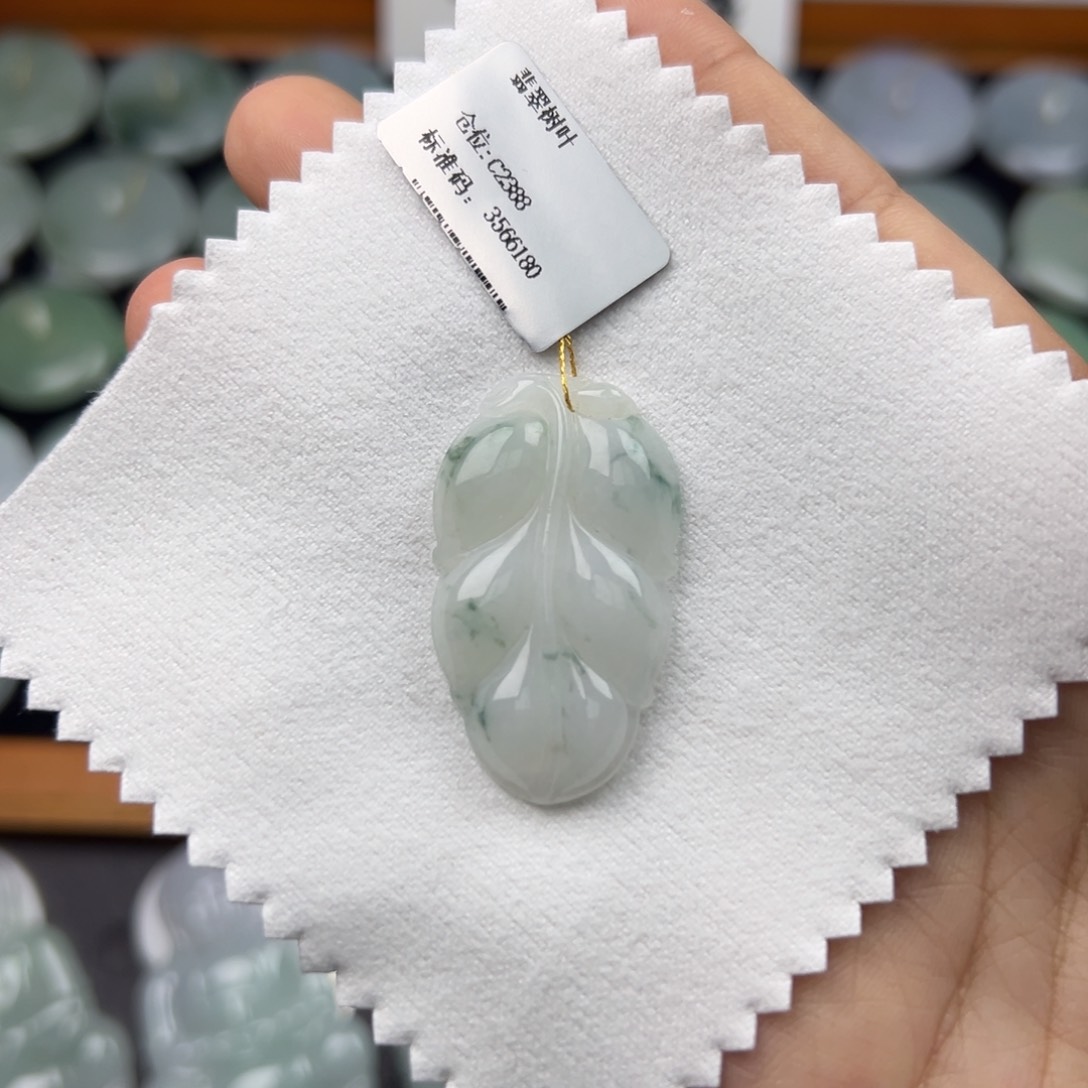 颈饰未镶嵌翡翠树叶