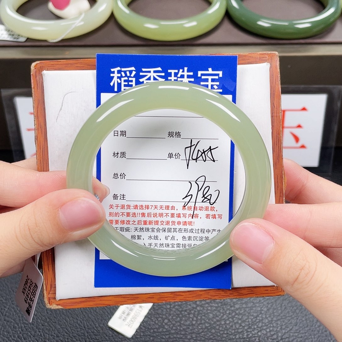 和田玉手镯未镶嵌