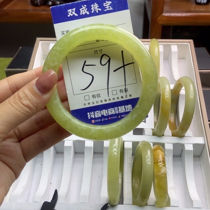 蛇纹石玉手镯未镶嵌500