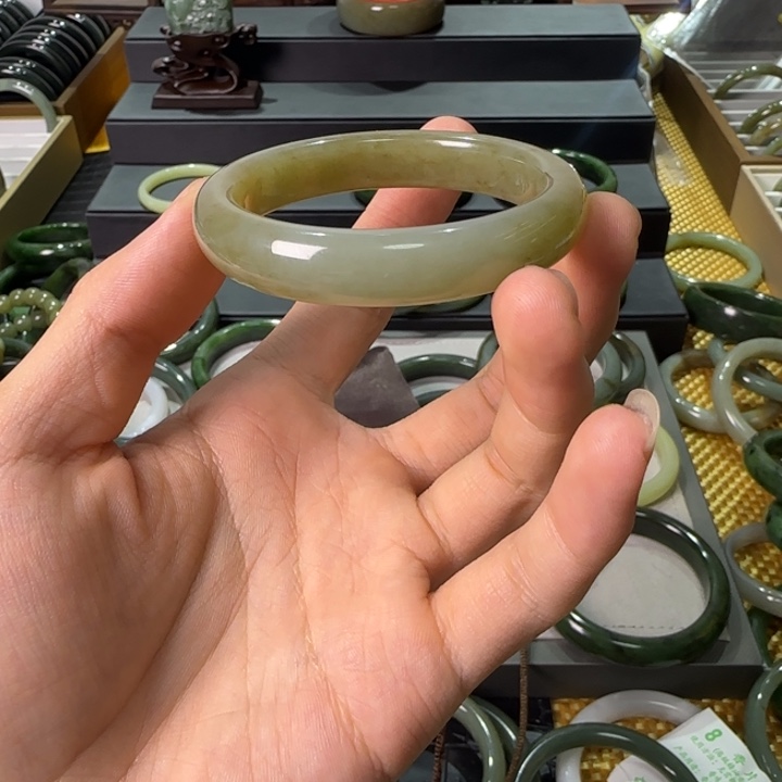 子***菱和田玉未镶嵌手镯