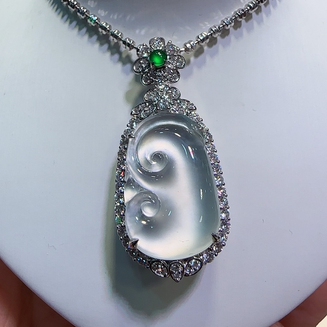 翡翠吊坠(不含链)18K金镶嵌如意