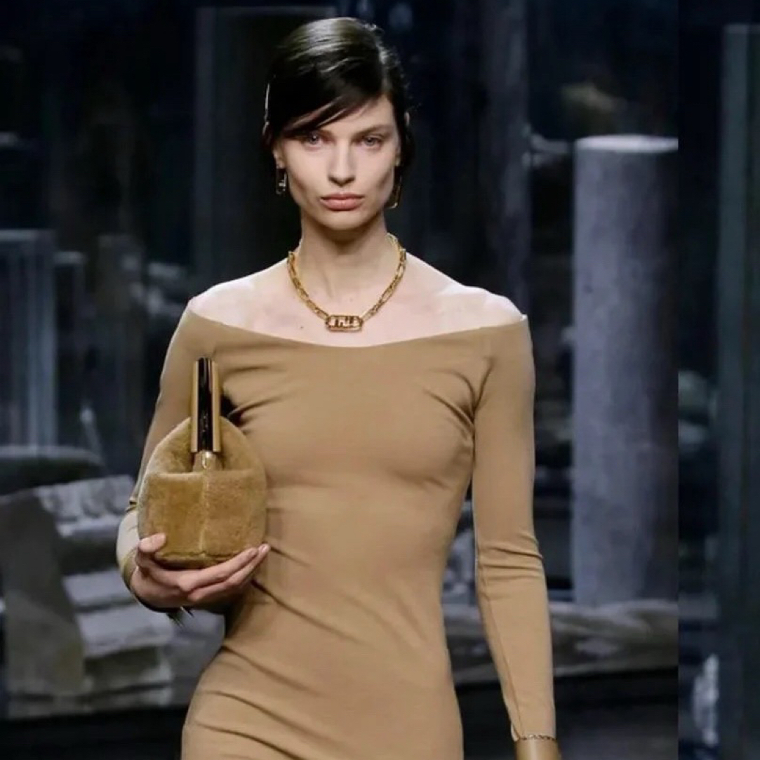 未使用 FENDI/芬迪 TW0161/42码/卡其色一字领针织连衣裙