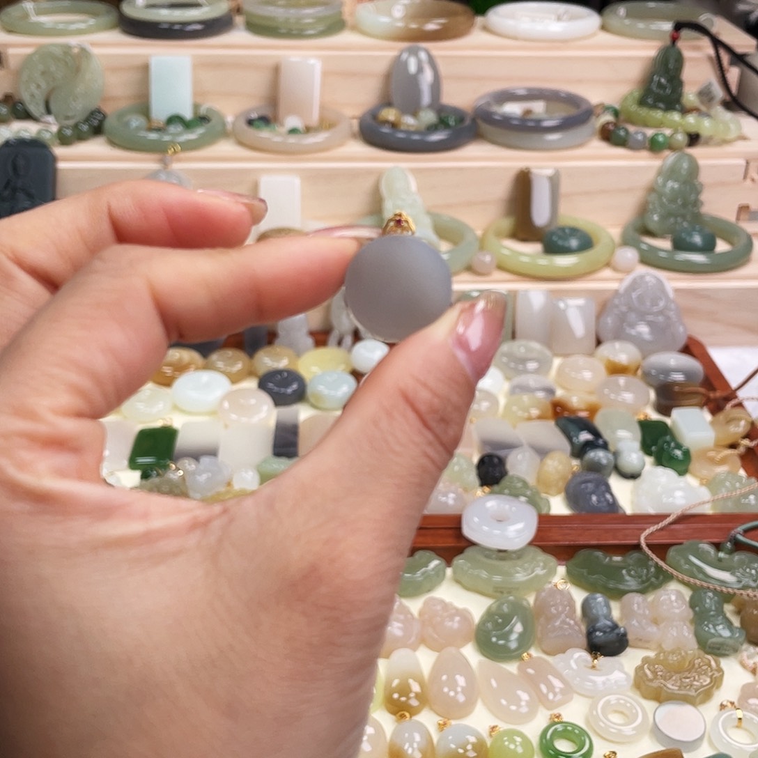 和田玉未镶嵌吊坠(赠链)