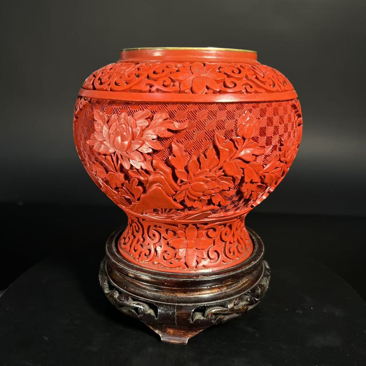 B1831 铜胎大漆剔红花卉罐 H:19cm（含座）