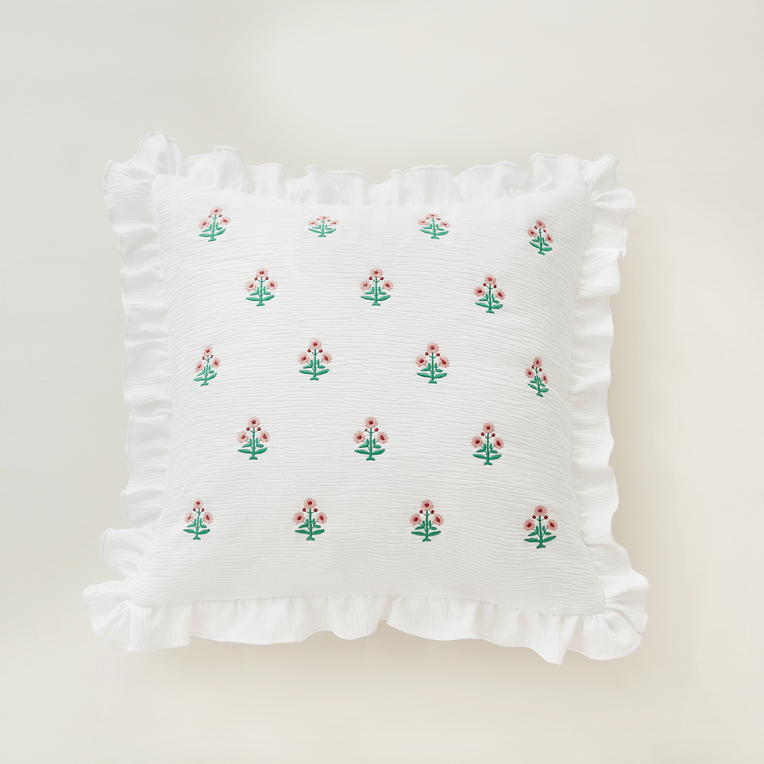 白色聚折绣花抱枕  出口韩国  荷叶边绣花款 刺绣靠垫 45×45cm