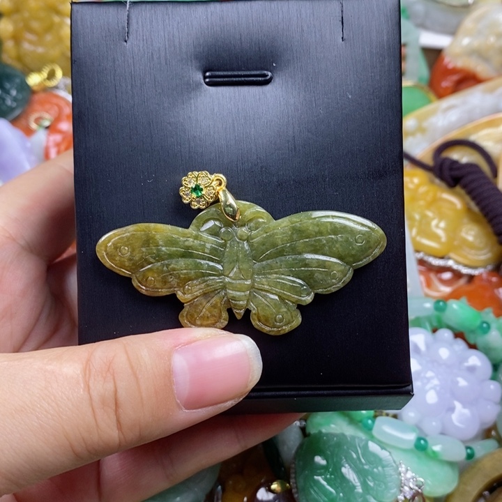 翡翠吊坠(赠链)未镶嵌