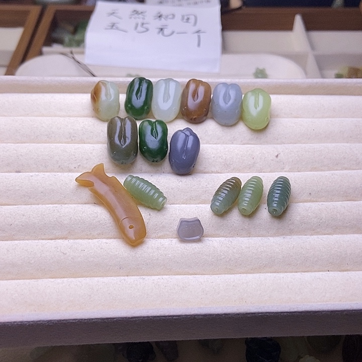 未***来和田玉未镶嵌颈饰