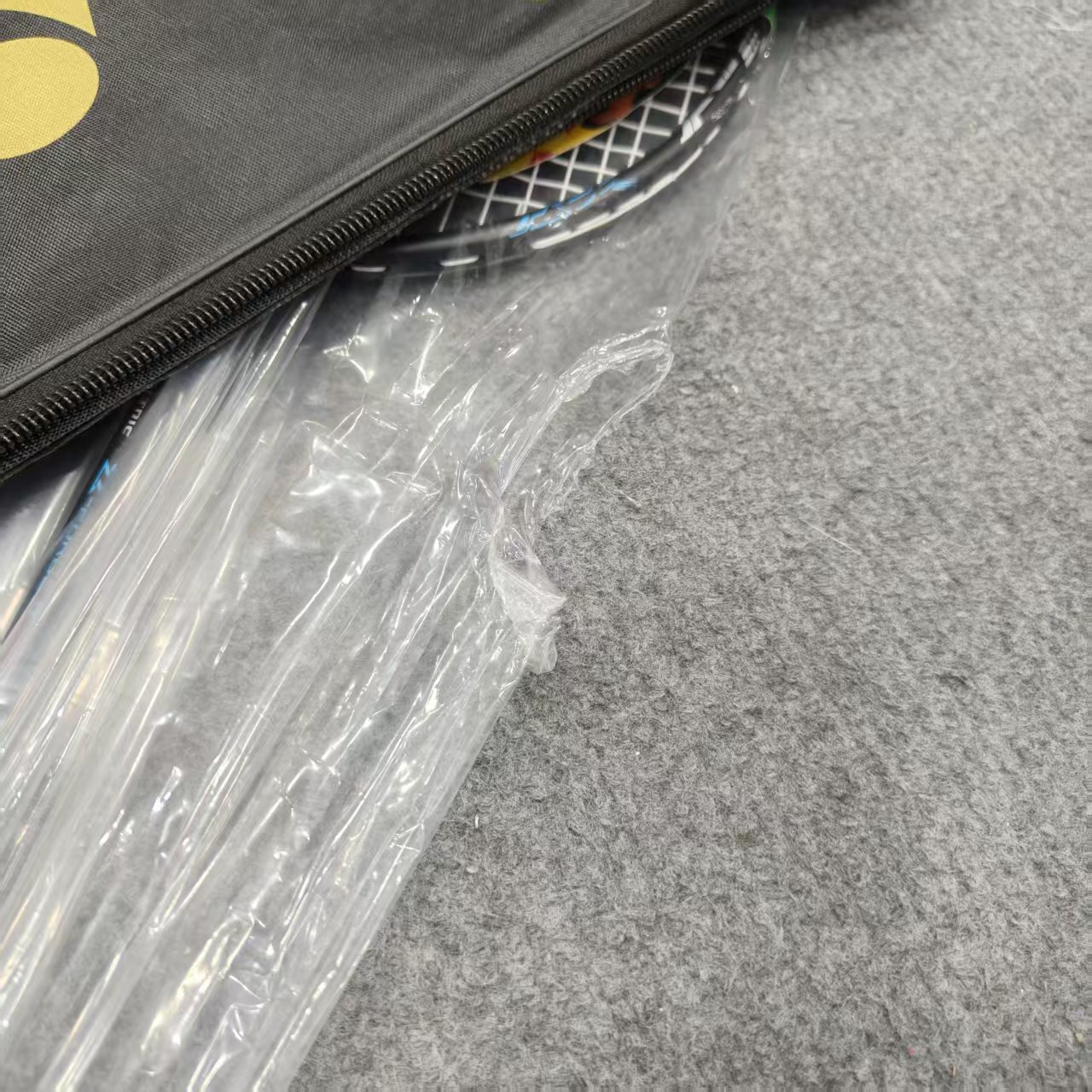 黑白  高弹性碳素羽毛球拍 发1支