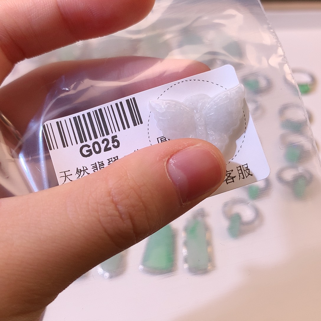 翡翠未镶嵌颈饰蝴蝶