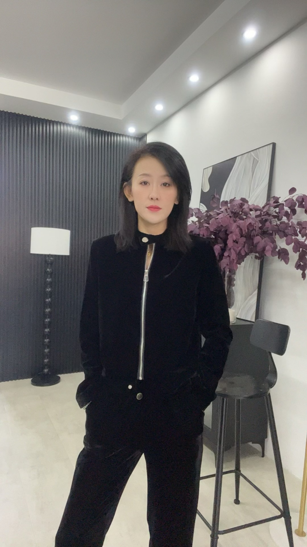 五八一常规款秋季拉链极简风立领短外套女装轻奢显瘦黑色