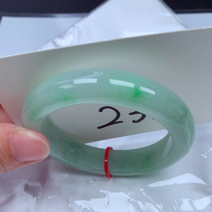 翡翠手镯未镶嵌翡翠