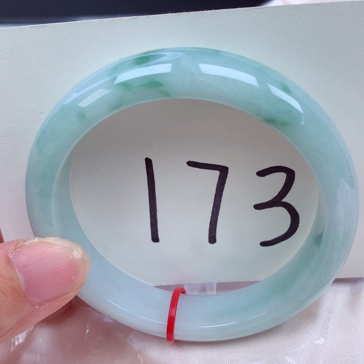 翡翠手镯未镶嵌翡翠