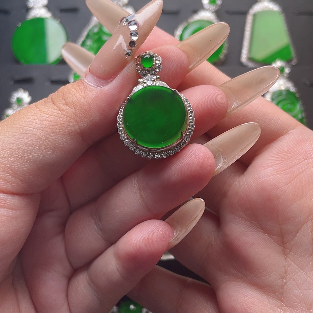 翡翠颈饰银S925镶嵌圆牌开窗