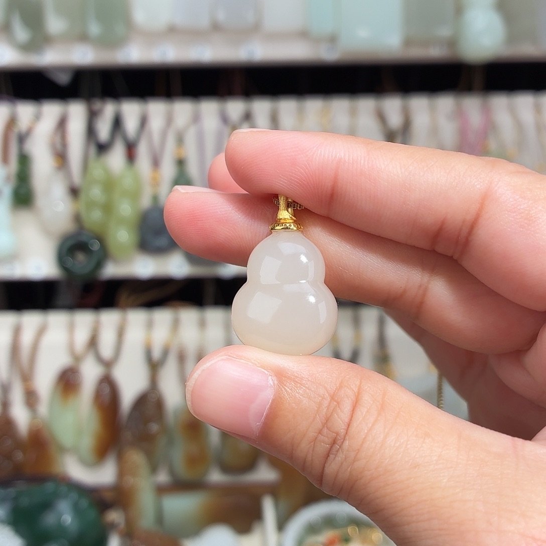 和田玉未镶嵌颈饰藕粉葫芦